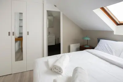 Un ou plusieurs lits dans un hébergement de l'établissement Modern apartement in the city center.