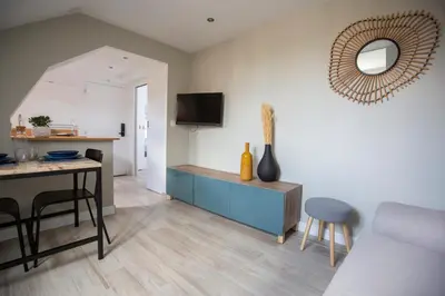 Télévision ou salle de divertissement dans l'établissement Modern apartement in the city center.