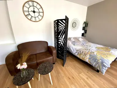 Un ou plusieurs lits dans un hébergement de l'établissement Brown Cosy Loft Centre